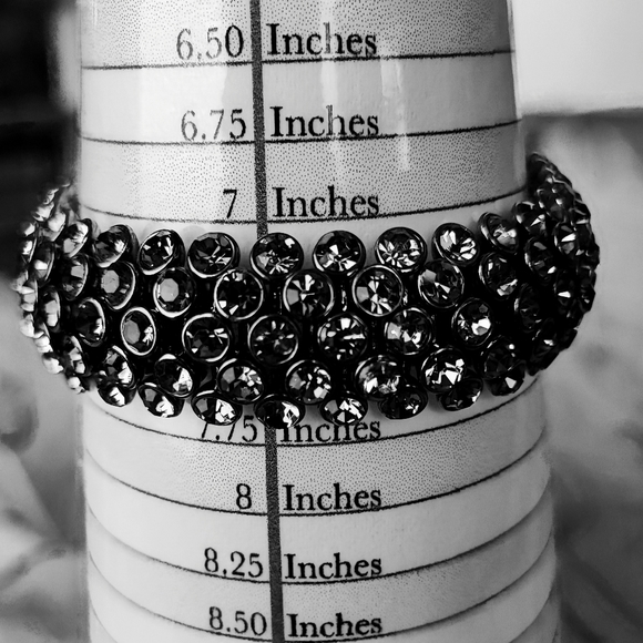 J. Crew Gunmetal Bezel Set Gray Smoke Rhinestone Crystal Stretch Bracelet NWOT - Picture 4 of 6